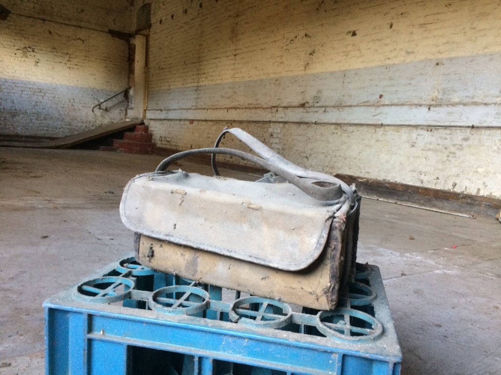 Une musette de galibot dans la salle arrière de La Musette à Guesnain.